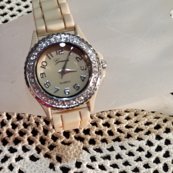 NWOT Quartz movement silver watch - Picture 4 of 5